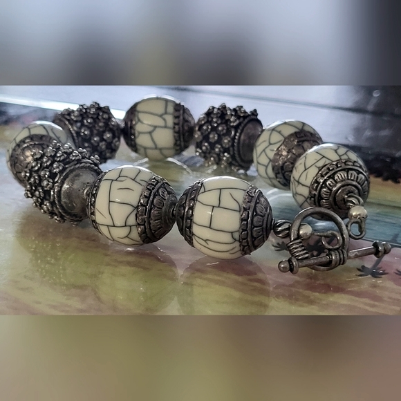 Chunky White and Silver Crackle Toggle Bracelet - Picture 8 of 8